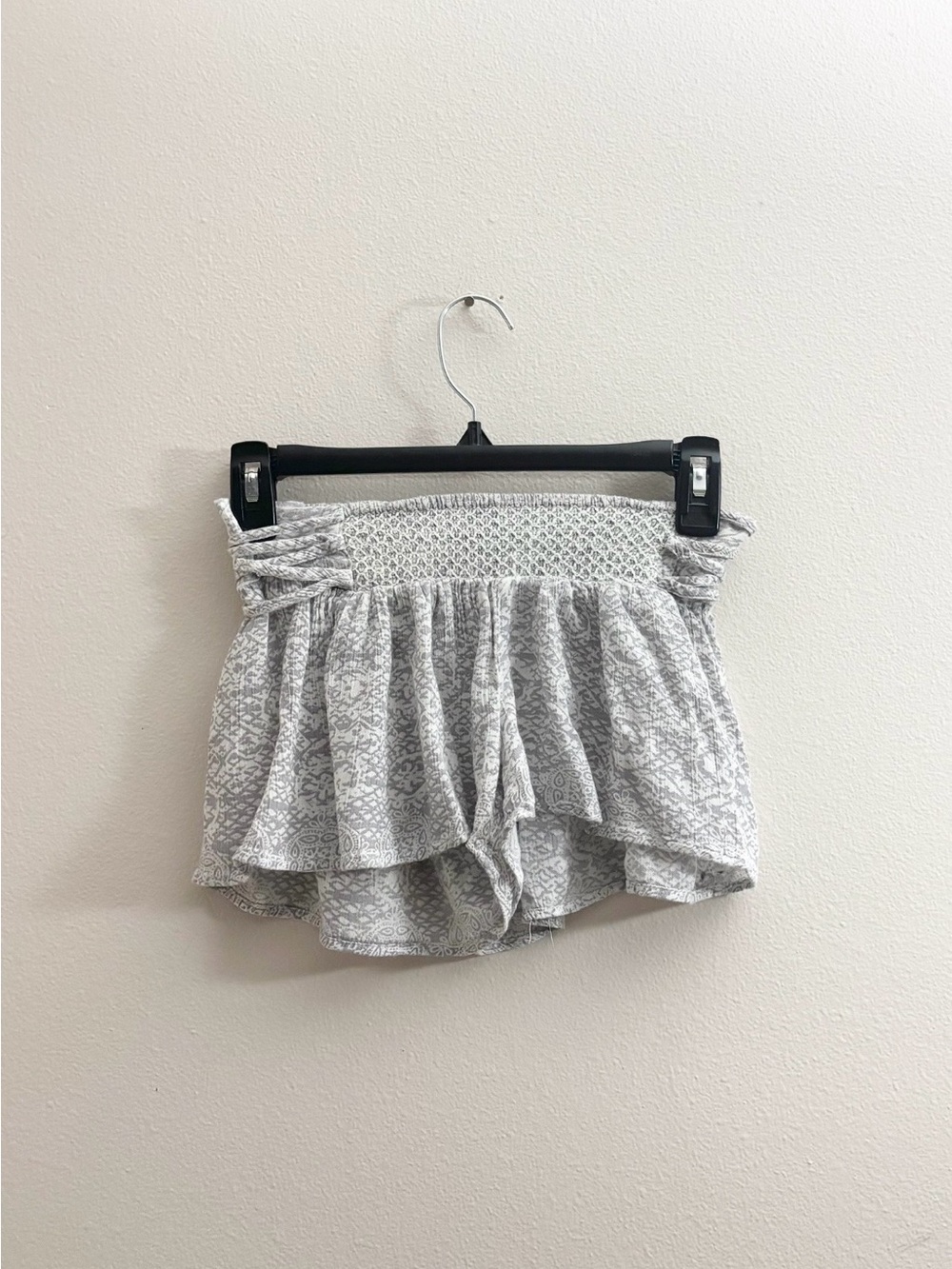 5/$15 🩷 MUST BUNDLE O'Neill Light Gray Patterned Ruffle Shorts